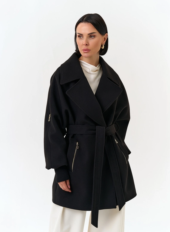 Женское укороченное пальто с декоративными молниями фото