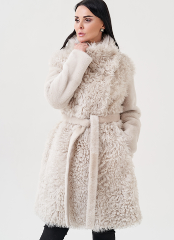Женская дубленка бежевого цвета 