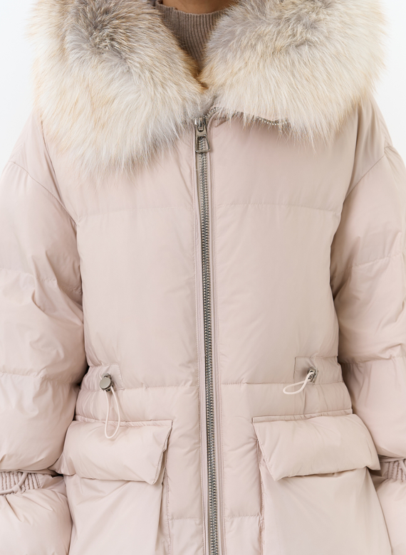 Женский пуховик с капюшоном из меха лисы