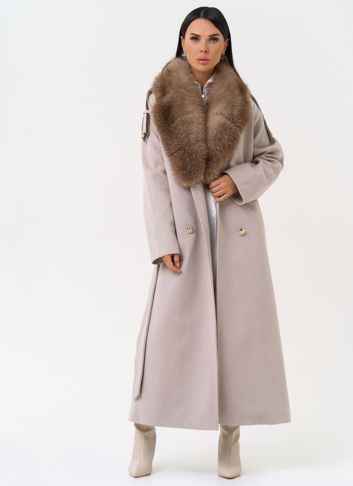 Утепленное женское пальто с английским воротником из меха фроста