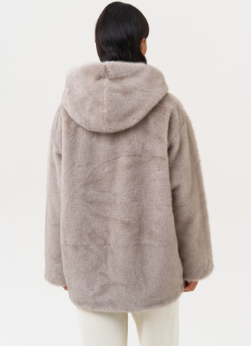 Женская куртка из эко меха с капюшоном