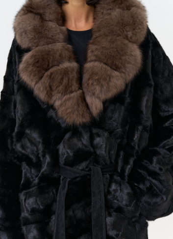 Женская шуба из меха норки  воротником из меха песца
