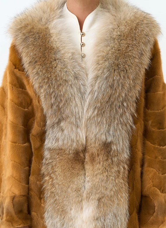 Шуба из норки с отделкой из меха койота фото