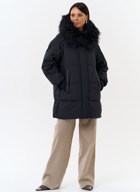 Женский пуховик с капюшоном из меха енота