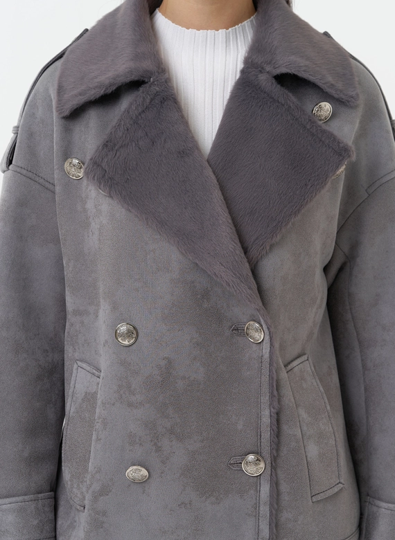 Дубленка из эко замши с акцентными пуговицами