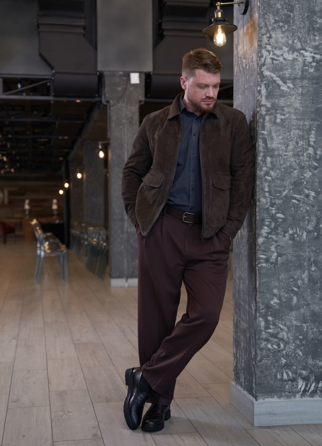 Мужская куртка из натуральной замши коричневого цвета модель № 30066 в кредит