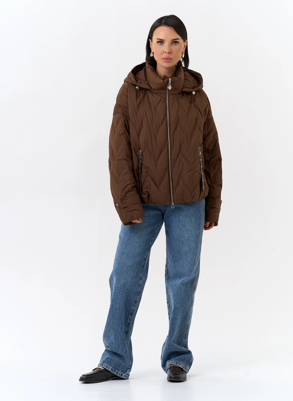 Женская куртка с капюшоном в коричневом цвете