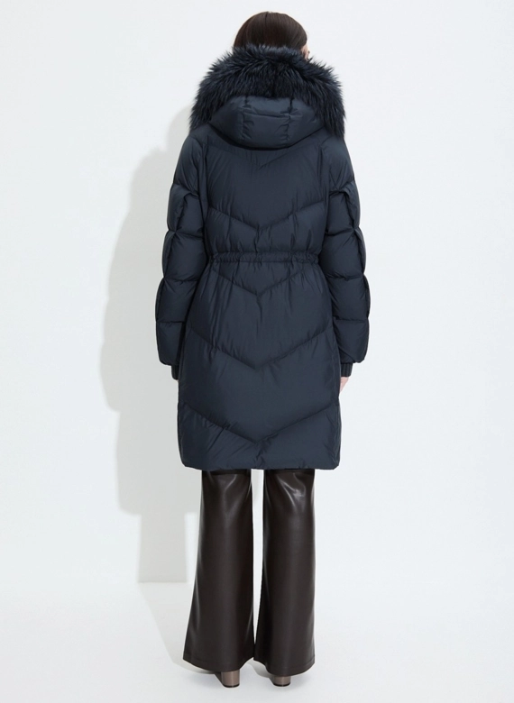 Женский пуховик с мехом чернобурой лисы на капюшоне фото