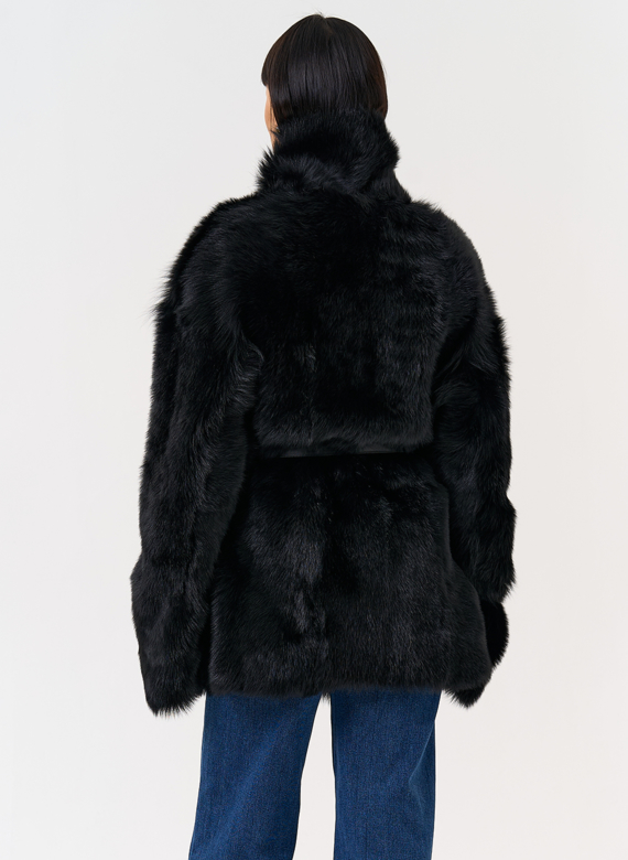 Двухсторонняя дубленка черного цвета с декоративным поясом